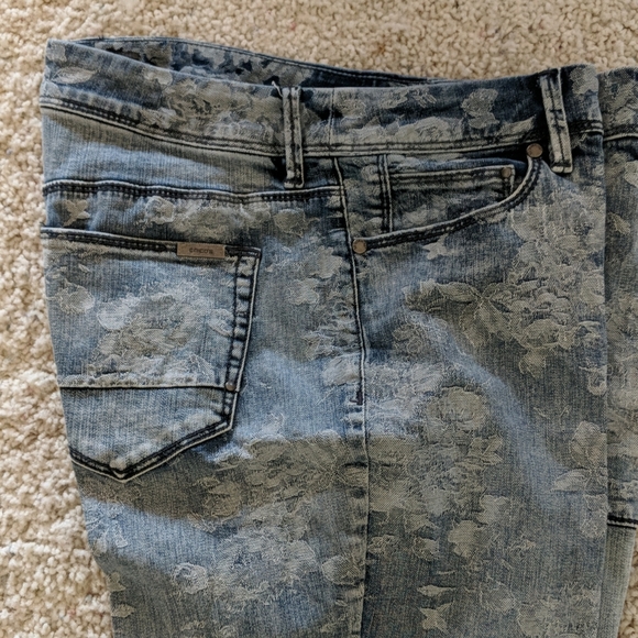Chicos so slimming jeans size 0.5 with lacy flower - Picture 3 of 9